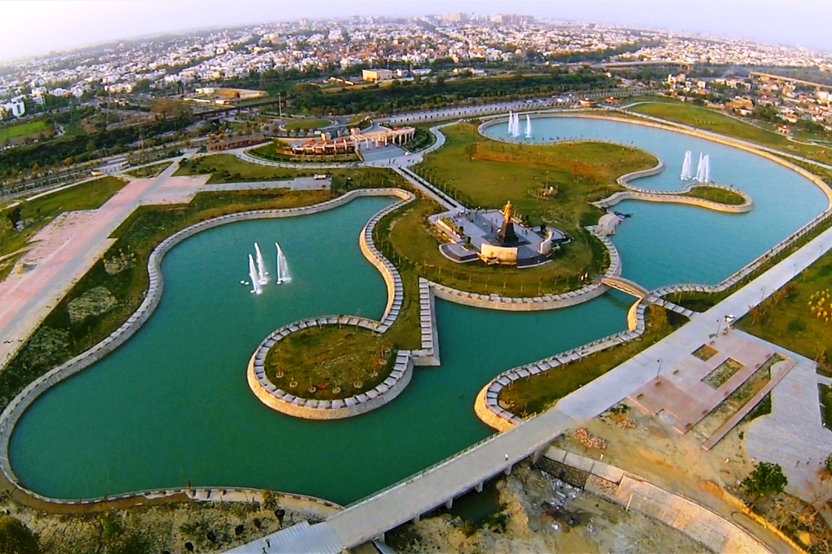 Janeshwar Mishra Park in Lucknow, sprawling urban park with lush greenery and lakes